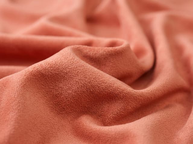 قماش بوليستر جلد الخوخ (Peachskin) المصقول—بديل المصنع فائق النعومة للمشترين الباحثين عن الليوسيل. بوليستر (PET) مغزول، وليس ألياف لب الخشب.
